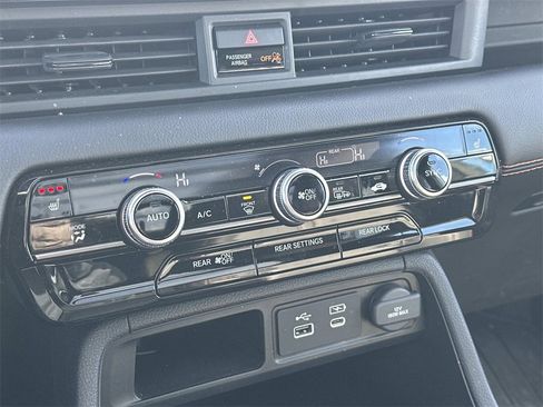 Used 2023 Honda Pilot TrailSport image 33