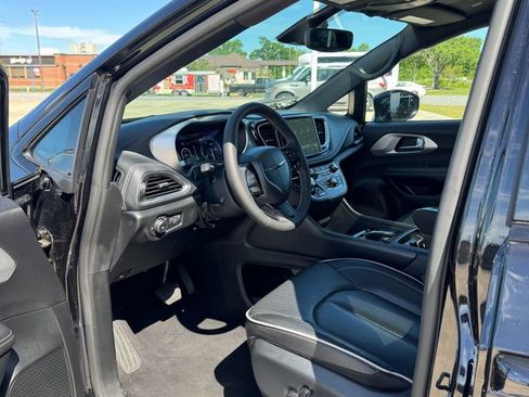 Used 2025 Chrysler Pacifica Limited FWD image 10