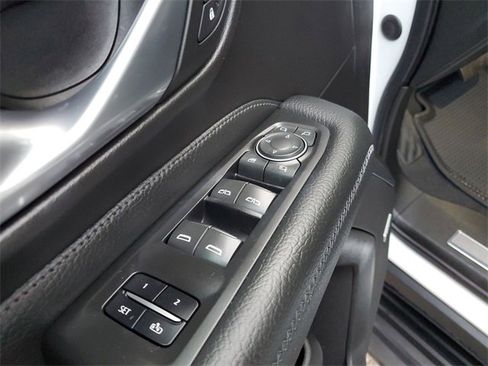 Used 2022 GMC Yukon XL Denali image 17