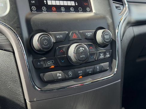 Used 2021 Jeep Grand Cherokee Laredo AWD/4WD image 23