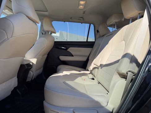 Used 2022 Toyota Highlander XLE image 30