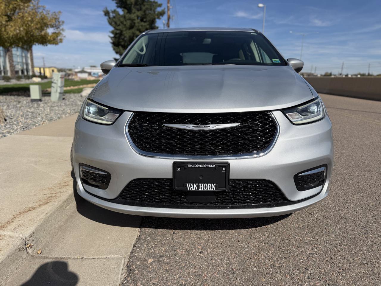 Used 2023 Chrysler Pacifica Touring-L FWD image 8