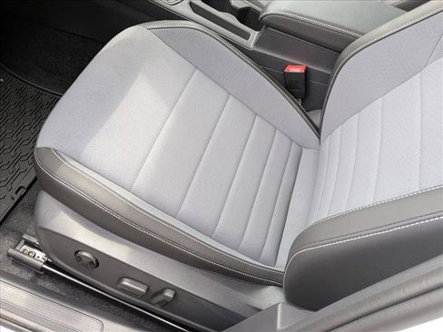 Used 2025 Volkswagen Jetta SE FWD image 4