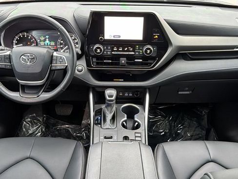 Certified 2024 Toyota Highlander XLE FWD image 36