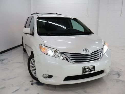 Used 2013 Toyota Sienna Limited w/ Premium Pkg FWD image 2