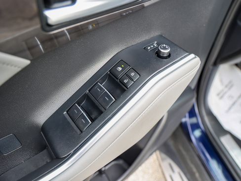 Used 2024 Toyota Highlander Limited FWD image 35