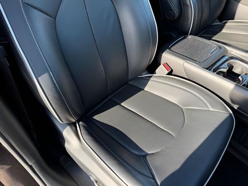Used 2025 Chrysler Pacifica Limited FWD image 18