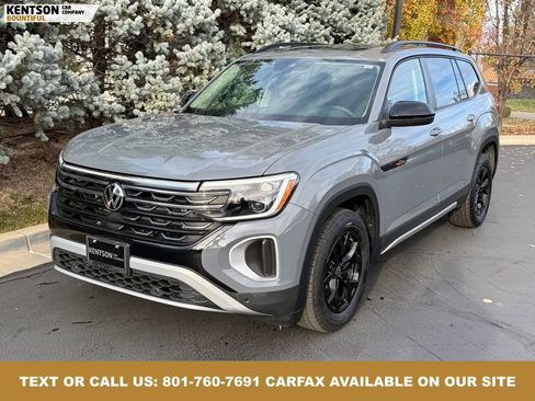 Used 2025 Volkswagen Atlas Peak Edition SE image 3