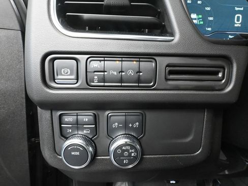 Used 2024 GMC Yukon XL SLE image 30