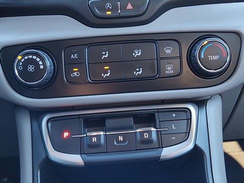 Used 2024 GMC Terrain SLE image 15