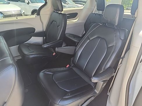 Used 2023 Chrysler Pacifica Touring-L AWD/4WD image 16