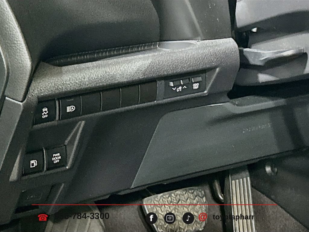 Used 2025 Toyota Sienna XSE FWD image 9