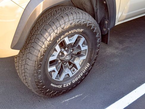 Used 2019 Toyota Tacoma TRD Off-Road w/ Technology Package AWD/4WD image 12