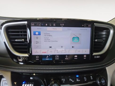 Used 2023 Chrysler Pacifica Touring-L AWD/4WD image 15