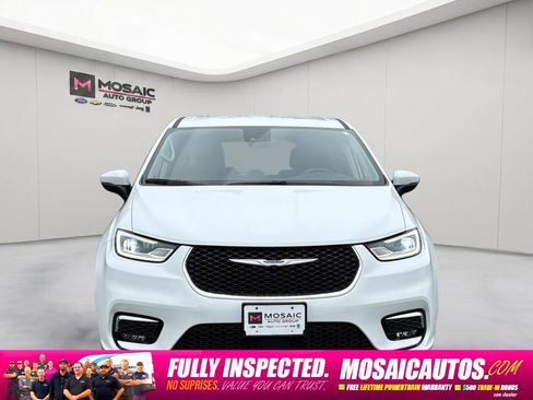 Used 2023 Chrysler Pacifica Touring-L FWD image 2
