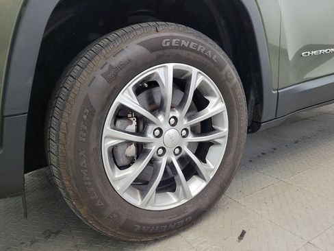 Used 2019 Jeep Cherokee Latitude Plus w/ Cold Weather Group AWD/4WD image 31