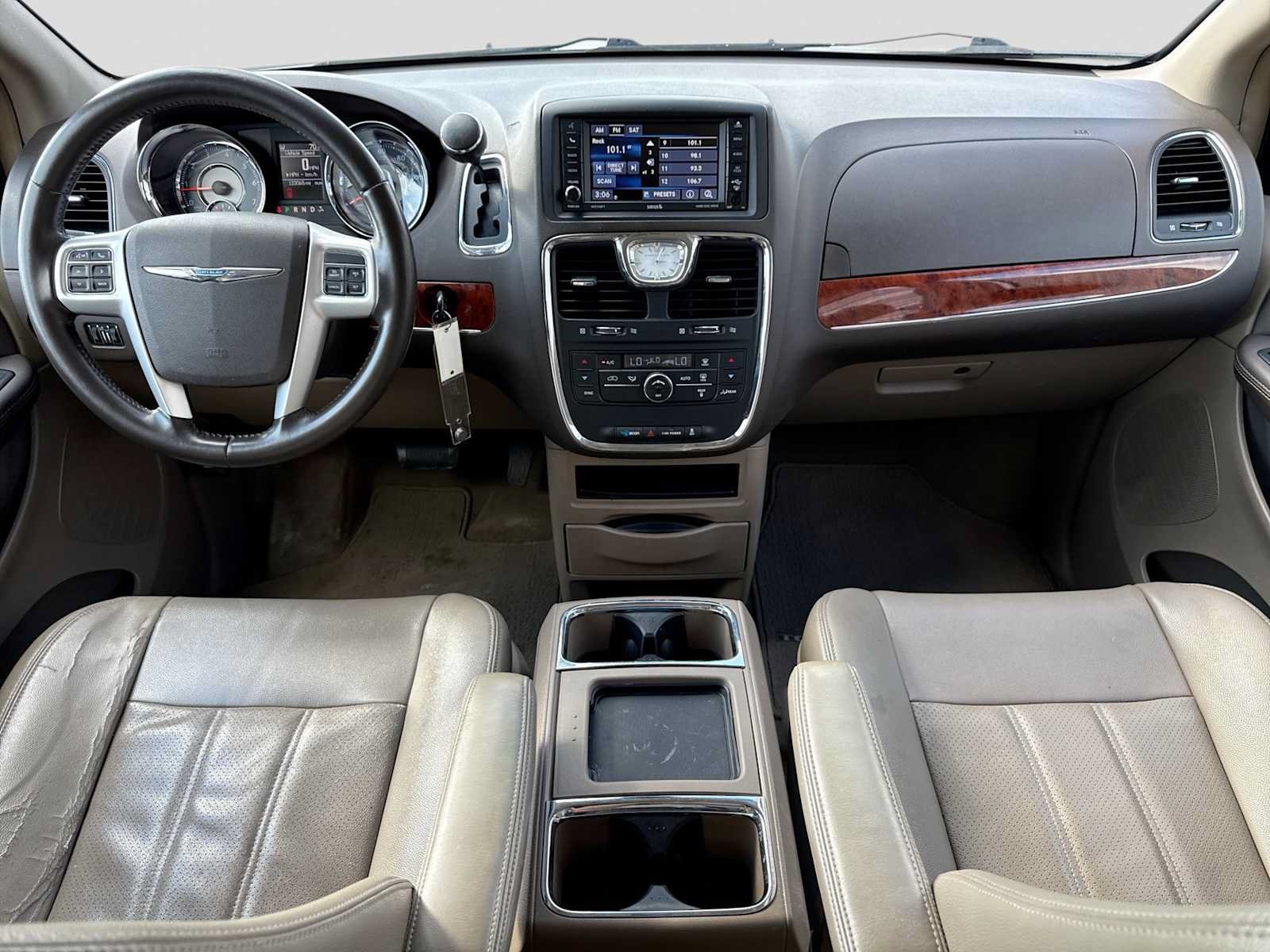 Used 2014 Chrysler Town & Country Touring-L FWD image 14