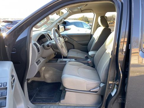 Used 2015 Nissan Frontier SV image 9