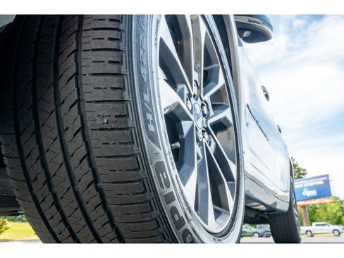 Used 2023 Jeep Grand Cherokee Overland RWD image 9