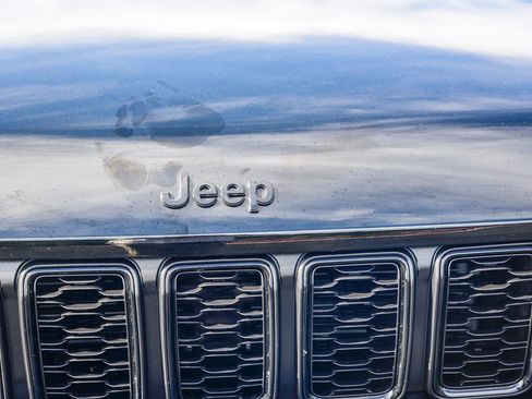 Used 2023 Jeep Grand Cherokee Limited w/ Black Appearance Package image 13