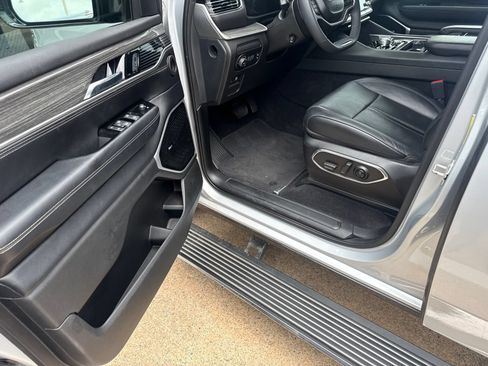 Used 2022 Jeep Wagoneer Series III w/ Premium Group I AWD/4WD image 12