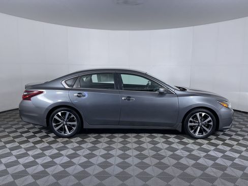 Used 2017 Nissan Altima 2.5 SR w/ LED Appearance Package image 10