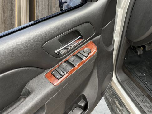 Used 2011 Chevrolet Tahoe LT image 24