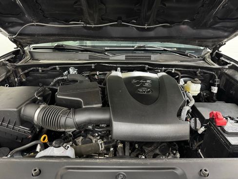 Used 2021 Toyota Tacoma SR AWD/4WD image 11