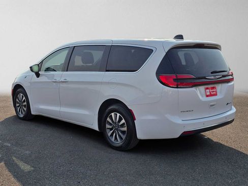 Used 2024 Chrysler Pacifica Limited FWD image 6