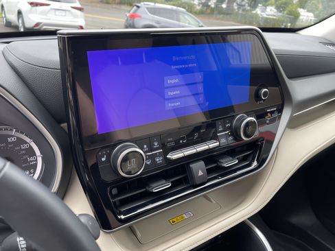 Certified 2025 Toyota Highlander XLE AWD/4WD image 24