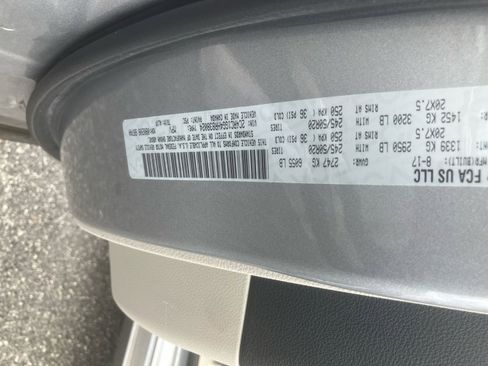 Used 2017 Chrysler Pacifica Limited image 39