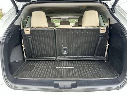 Used 2023 Toyota Highlander XLE AWD/4WD image 26