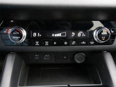 Used 2025 Mitsubishi Outlander SE image 21