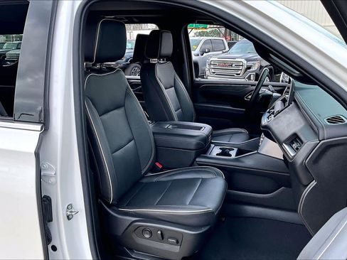 Used 2021 GMC Yukon XL SLT w/ SLT Premium Package image 9