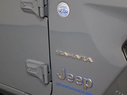 Used 2024 Jeep Wrangler Unlimited Sahara w/ Technology Group AWD/4WD image 42