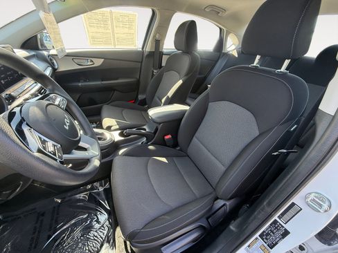 Used 2022 Kia Forte LXS w/ LXS Technology Package FWD image 10
