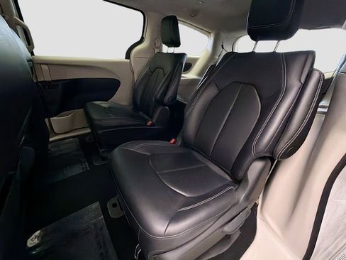 Used 2024 Chrysler Pacifica Select image 13