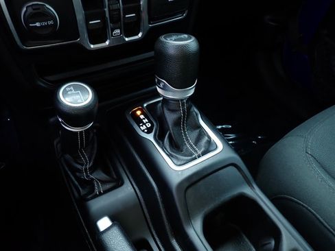Used 2019 Jeep Wrangler Unlimited Sahara w/ Uconnect 4C Nav & Sound Group AWD/4WD image 16