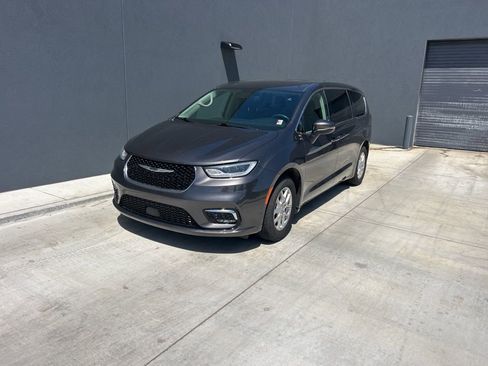 Used 2023 Chrysler Pacifica Touring-L image 1