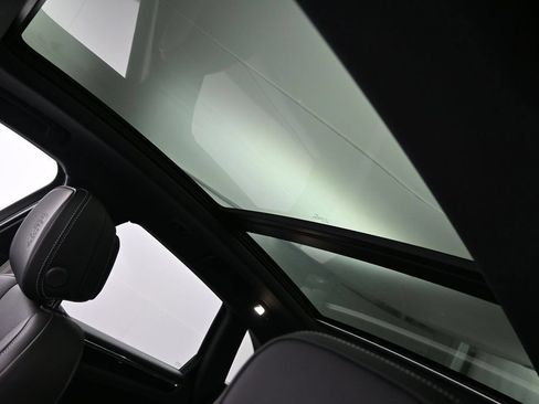 Certified 2025 Porsche Macan AWD/4WD image 12