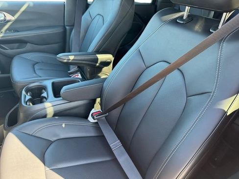 New 2026 Chrysler Pacifica Select AWD/4WD image 8