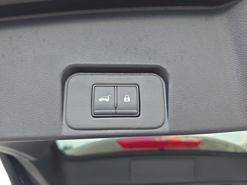 Used 2025 Nissan Rogue SV FWD image 29