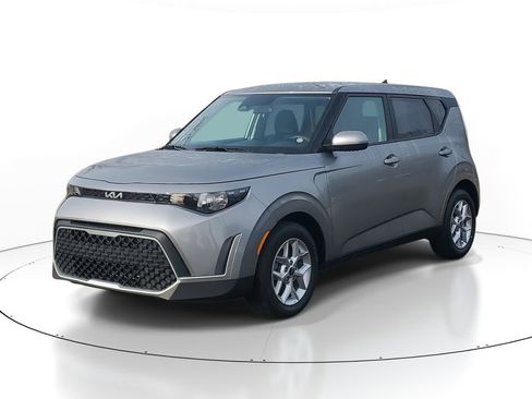 Used 2025 Kia Soul LX w/ LX Technology Package image 2