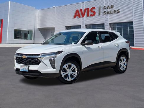 Used 2025 Chevrolet Trax LS FWD image 1