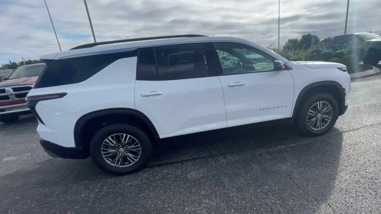 Used 2025 Chevrolet Traverse LT FWD image 2