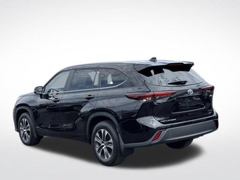 Used 2024 Toyota Highlander XLE AWD/4WD image 9