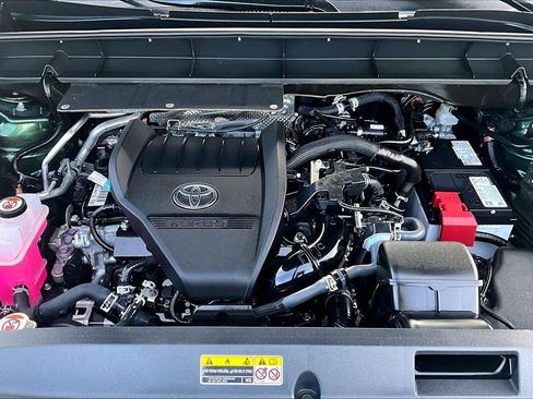 Used 2025 Toyota Highlander XLE image 10