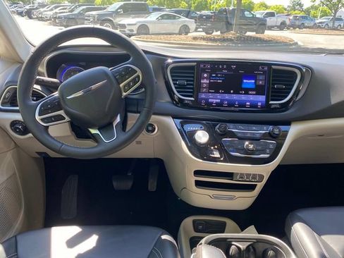 Used 2024 Chrysler Pacifica Touring-L FWD image 8