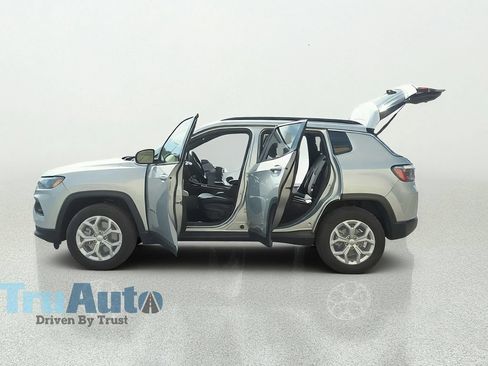 Used 2024 Jeep Compass Latitude AWD/4WD image 13