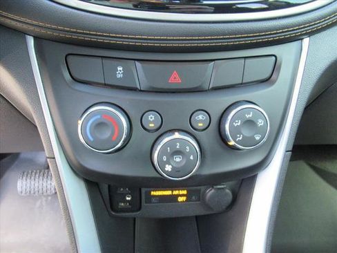 Used 2019 Chevrolet Trax LT w/ LT Convenience Package image 25